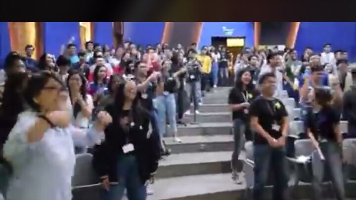 Seorang profesor di Filipina menari lagu “Honey” dari Zhang Yixing bersama para mahasiswanya di kela