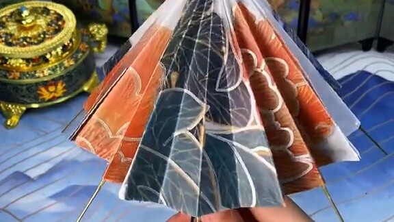 New fans, come and see the Thousand Chance Umbrella made of paper by the Pavilion Master. All 13 for