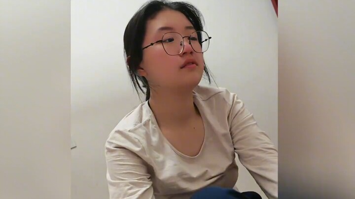 Con gái cấp hai nũng nịu muốn ngủ cùng mẹ, một câu nói của mẹ đã khiến cô bé rưng rưng nước mắt!