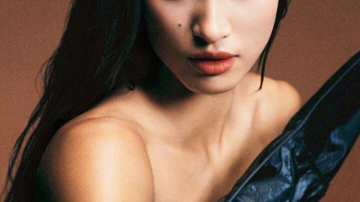 Ngakak, ini memang ratu sejati! Kakak berfoto majalah, aura-nya benar-benar tak kalah dengan supermo