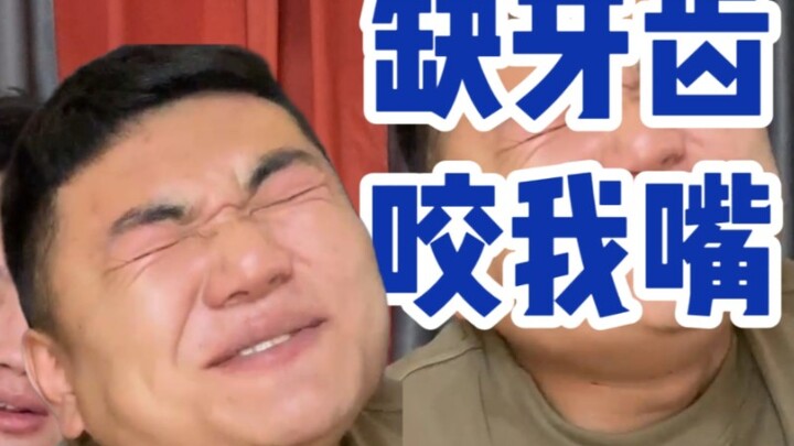 Răng khuyết đang cắn miệng tôi!
