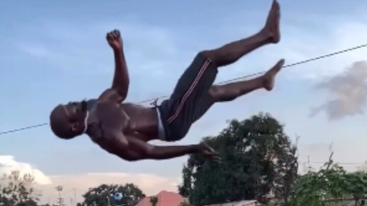 Đây đúng là nhịp điệu cất cánh mà! Anh chàng da đen nhào lộn cực đỉnh!