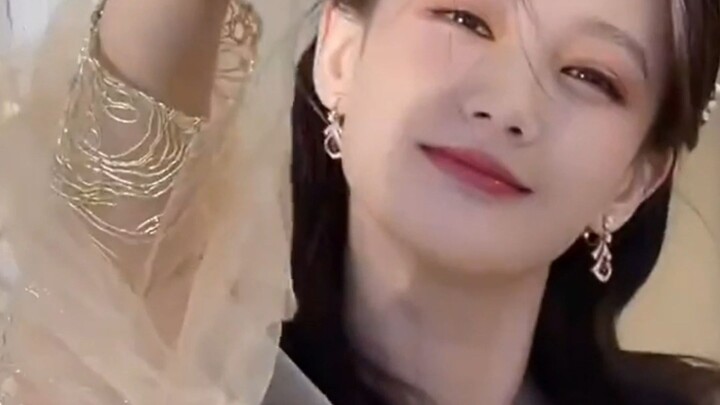 【Li Yitong】Oh my gosh! How come I'm only noticing now how much she fits my aesthetic!