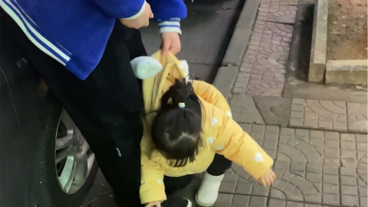 Stepped on by Jiojio, then yanked up by dad!