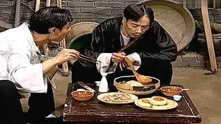 Li Youbin mengunyah ayam, dan Zou Zhaolong sarapan. Mulutku berair saat melihatnya!