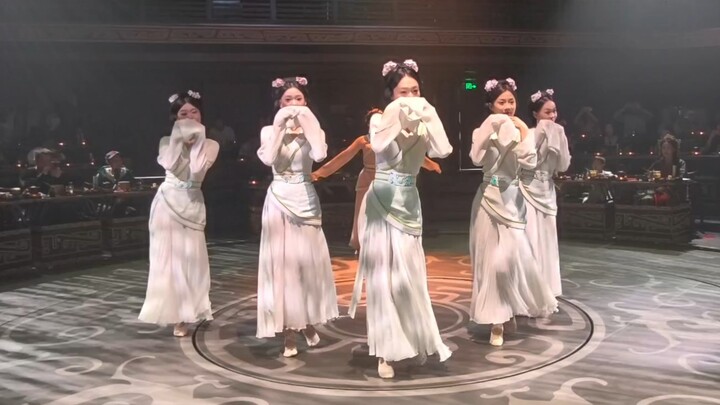 Dùng “Lạc Bạch” mở màn “Hàm Đan Triệu Đô Lễ Yến”, Hàm Đan học bước, nhón chân múa.