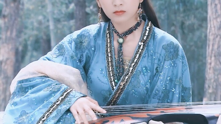 Trời ơi! Bộ đồ cô ấy mặc lúc bị thương đẹp quá đi mất!