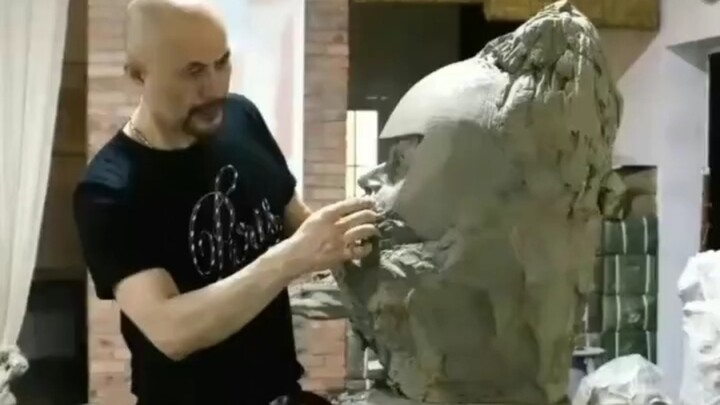 Who would have thought Xu Jinjiang is such a talented painter—looks really professional!