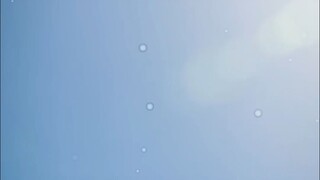 ما تلك النقاط البيضاء العائمة في السماء؟