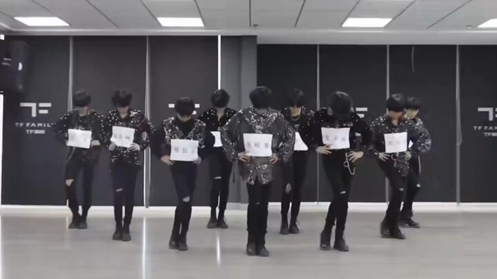 สาวๆ สุดเจ๋งเหล่านี้เต้นรำบนชั้น 18