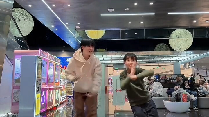 ท่าเต้นของเสี่ยวซูนั้นยอดเยี่ยมอยู่แล้ว แต่ใครจะรู้ว่าท่าเต้นสุดสะกดใจของน้องชายยิ่งน่าตื่นตาตื่นใจก