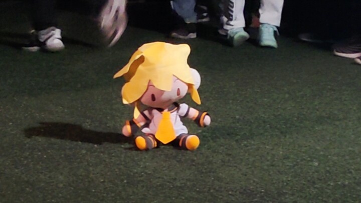 أستاذ، في المرة القادمة لا تدع صغيري شياوليان يشارك في مثل هذه الأنشطة، الطفل مصاب برهاب التواصل الا