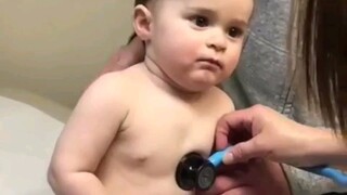 Bé cưng kiểm tra sức khỏe, hành động cuối cùng khiến trái tim y tá tan chảy!