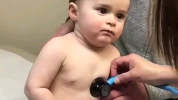 Bé cưng kiểm tra sức khỏe, hành động cuối cùng khiến trái tim y tá tan chảy!
