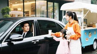 เศรษฐีเย็นชาปฏิเสธผู้หญิงทุกคน แต่รักสาวขายของ กลิ่นตัวของเธอทำให้เขาหลงใหลมาก!