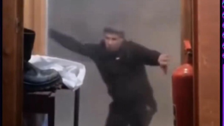 Wah! Kalau nggak tahu, pasti dikira lagi buka pintu kokpit pesawat!