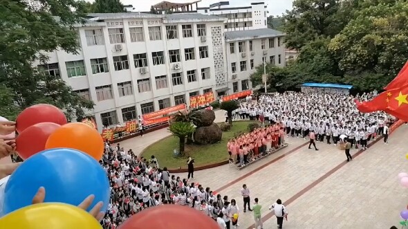 Khi tôi bỗng nhiên trở lại buổi lễ tuyên thệ 100 ngày cuối cấp trung học