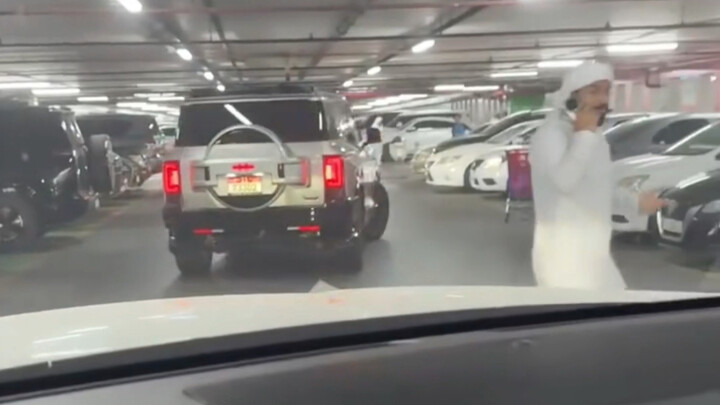 Một ông nhà giàu Dubai ngầu lỳ vừa lấy chiếc Fangchebao 8, kiểu đỗ xe tự động thế này, xuống xe là p