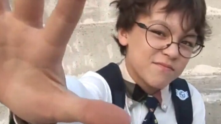 Thời bé của anh chàng rapper chảnh lỳ lại đáng yêu đến thế sao?!