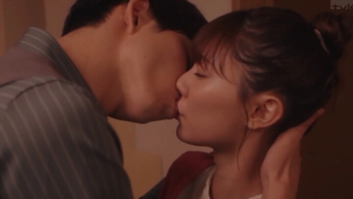 [คลิปหนัง] ซีนจูบสุดแสนจะโรแมนติกและนุ่มนวลของเขาและเธอ