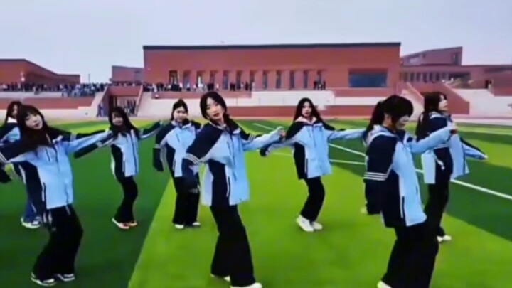 Melihat tarian peri di taman bermain kampus, penampilan mudanya menunjukkan keindahan sekaligus kese