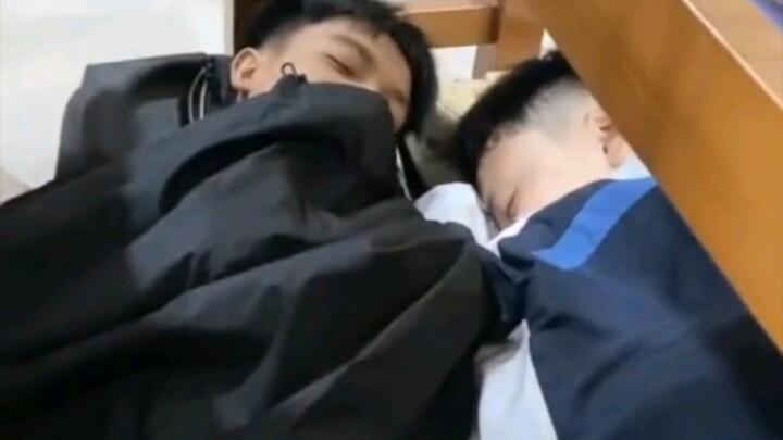 จะเป็นอย่างไรหากมีเพียงเด็กผู้ชายสองคนในชั้นเรียน?