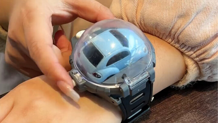 爸爸给儿子买的手表遥控车太酷了，这个小车车可以前进后退，还可以转弯，合金车身耐摔还好看！