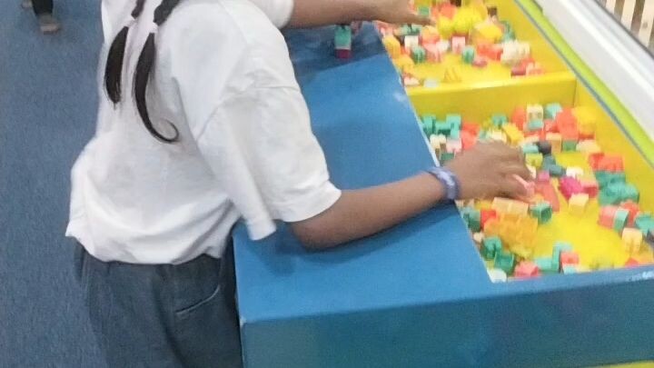 menemani anak bermain