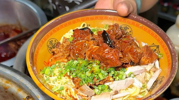 ไม่แปลกใจที่ว่าทำไมอาหารยูนนานถึงไปไม่ถึงไหน แค่เครื่องปรุงสำหรับก๋วยเตี๋ยวน้ำมันก็มีตั้ง 30 กว่าชนิ