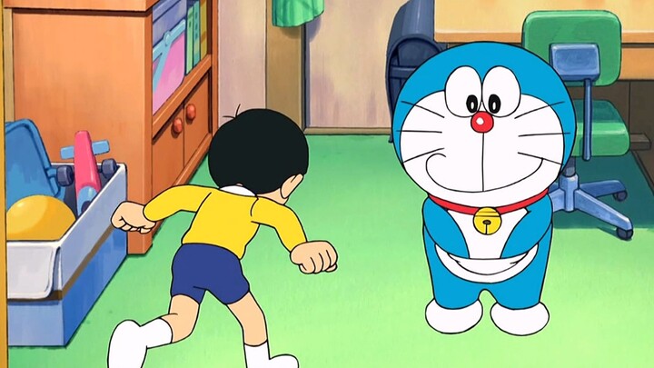 Nobita memakai baju besi tak kasat mata, dan percaya itu benar, dia sebenarnya menantang Fat Tiger