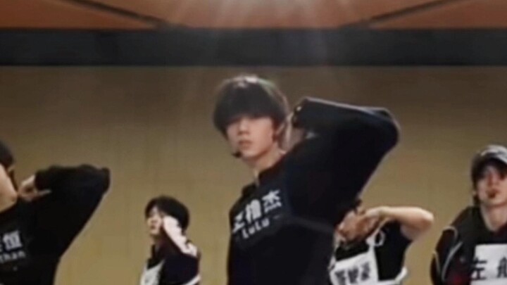 [Wang Lu Jie] 2 Minutes to Experience the Charm of Team Lu’s Formation Dance