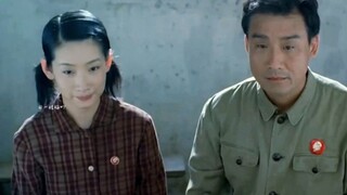 两个乡村教师之间的感人爱情故事，她陪着他，把生命奉献给了孩子们