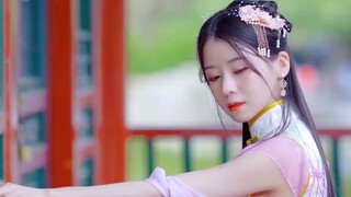 "Falling Flower Love" sejenis bunga cinta yang hanyut dan air yang mengalir di dua tempat, sepi dan 