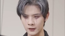 เทพเจ้าแห่งสงครามทำลายคุกทั้งหมด และด้วยความโกรธเกร