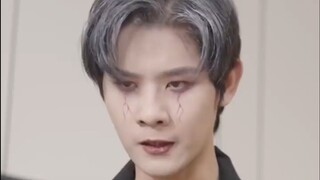 เทพเจ้าแห่งสงครามทำลายคุกทั้งหมด และด้วยความโกรธเกร