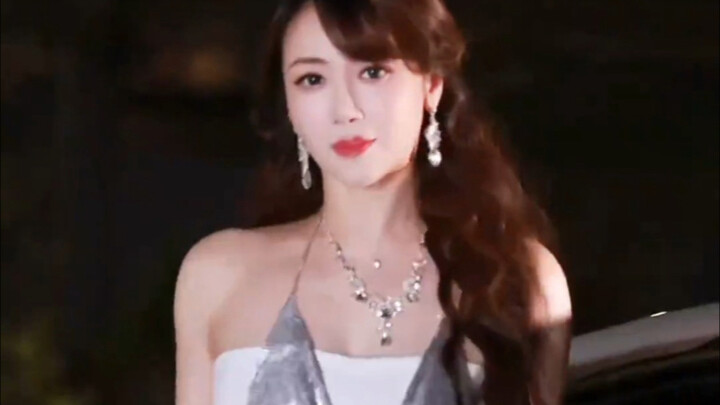 Chen Zihan recreates her 17-year-old self—back then, all youthful innocence; now, radiating mature g