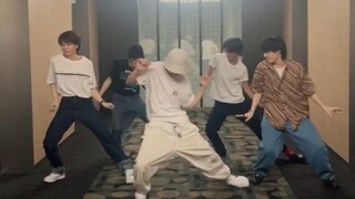 M!LK يبدو رائعًا جدًا وهو يرقص Dangerholic!