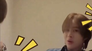 Cổ áo bị lỏng trong lúc phát sóng trực tiếp và mọi người đều hét lên "Chúng ta phải thay đổi concept