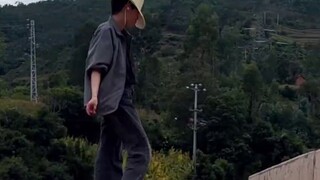 شاب من قرية في يونان يحقق أخيرًا حلمه كملك الرقص!