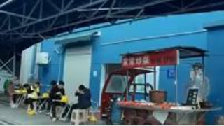 เจ้าของร้านข้าวผัดโดนคนรังแกจนอับอาย แต่ลูกสาวเศรษฐีเห็นเข้าจึงส่งรถเบนท์ลีย์ 10 คันไปรับเขาทันที