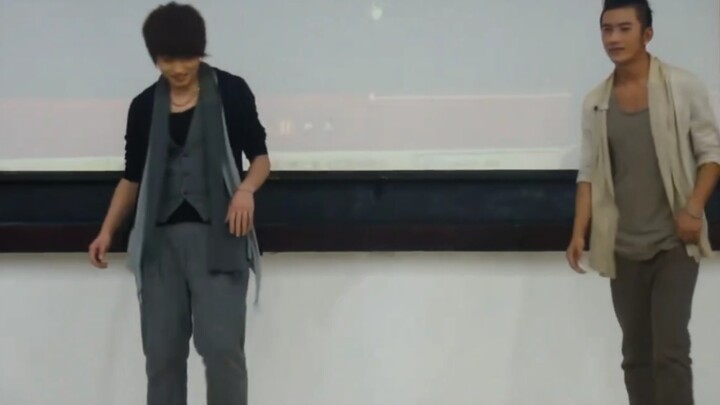 当MIC两大台柱子不划水  尧：用腿跳舞 薰：用脸跳舞  2011年川音讲座