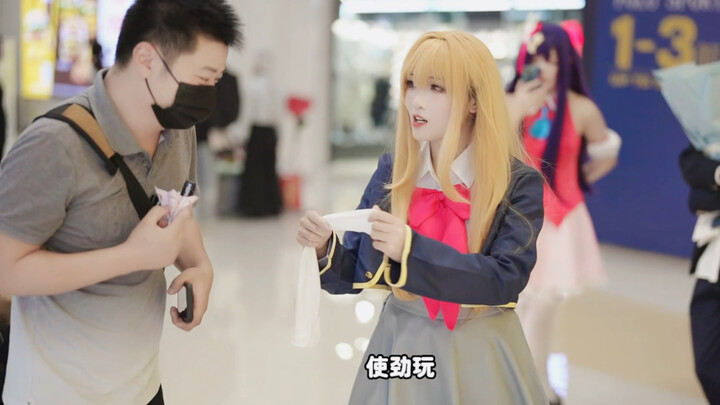 Bagaimana rasanya dikejar oleh seorang gadis agar mencium kaus kakinya?