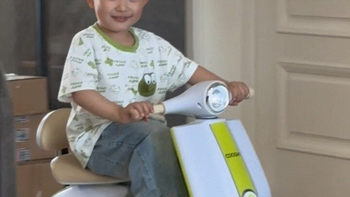 الحياة اليومية المبهمة لطفل في الثانية من عمره