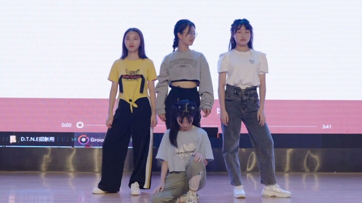 aespa unexpectedly appeared at a high school in Wuhan! Who would have thought we'd still see them pe