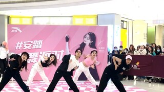 Dukungan terhadap road show Antifragile dapat didengar di seluruh mal |. Orang-orang di seluruh duni