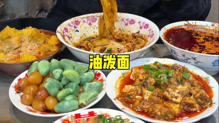 วันนี้ทำหมี่ราดน้ำมันร้อนๆ ถูกใจมาก หอมเผ็ดอร่อยสุดๆ แถมยังทำเต้าหู้ซอสงาและเนื้อสไลซ์ผัดต้นหอมด้วย!