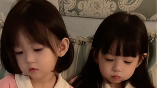 The two-year-old sisters are almost the same size... because Qin Yi eats too slowly