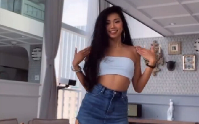 Thay đổi trang phục chỉ bằng một cú nhấp chuột | Cách mặc quần jeans