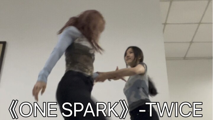 烟花下绽放的人生不会是盛大的片尾曲 one spark听着让人好感动 果然twice会给人带来这么元气的作品