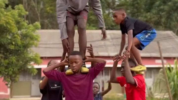 This guy's movements were amazing, and his dance was so good!